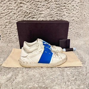 Valentino Garavani Open  - | Condition: 8/10 | Color: White and Blue | What is included: The sneakers and the dustbags | Retail Price: 7200kr |