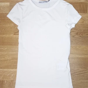Vit basic t-shirt XS - En clean och enkel vit t-shirt från Lager 157 i storlek XS. Alldrig använt då den är lite för genomskinlig för min smak men sitter som en smäck.