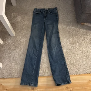 Blå bootcut jeans - Snygga blå bootcut jeans från 157 i storlek XS funkar som mellan XXS och XS. Klassisk femficksmodell med dragkedja och knapp framtill, samt coola bakfickor med lock och knapp. Jeansen har full längd och är tillverkade i slitstarkt denimtyg. Skriv privat för mer information💕💕(inköpspris ungefär 300kr)