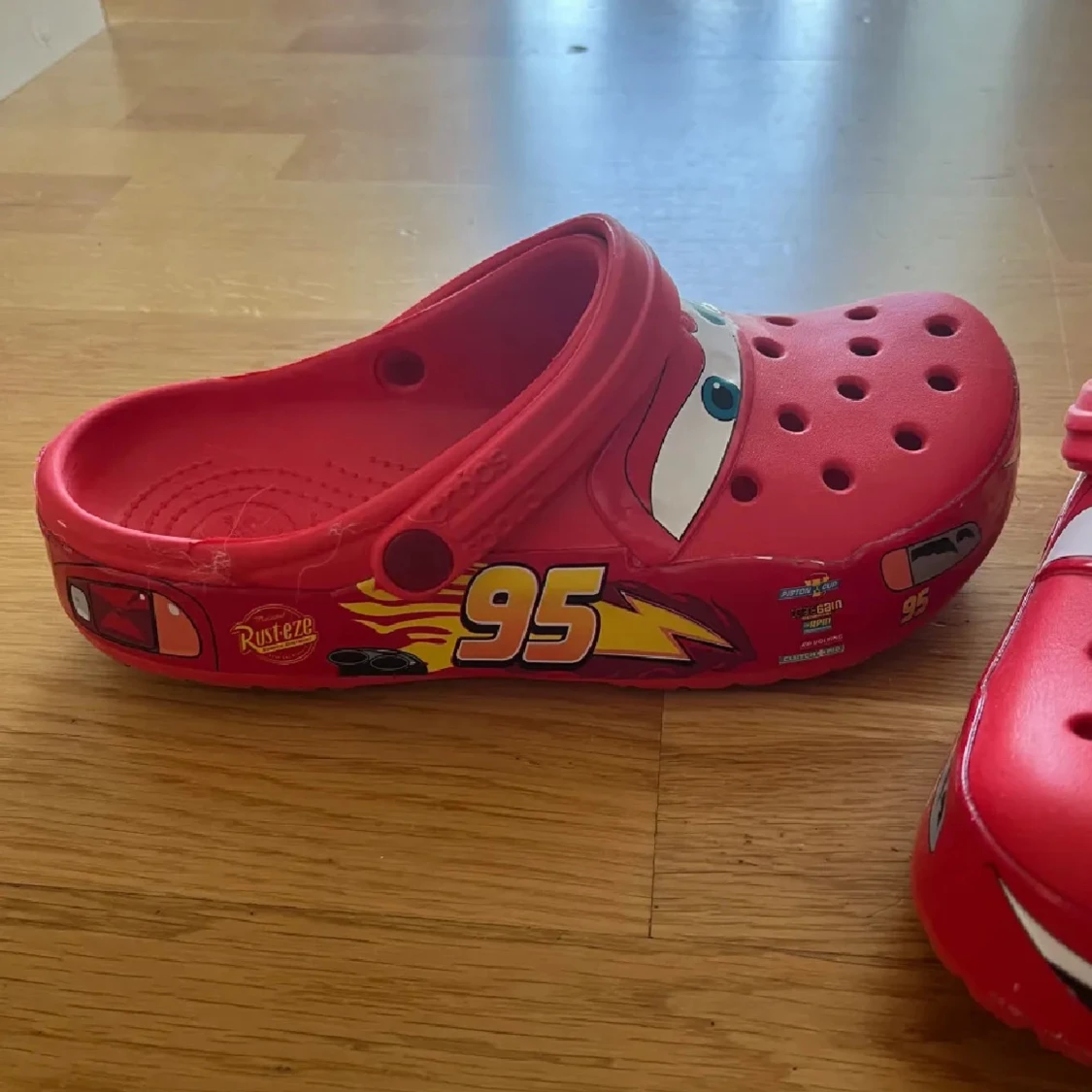 Röda Crocs med Blixten McQueen motiv - 2
