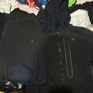 Nike tech dress - Nike tech hoodie och byxor som är i bra skick, inga fel på dem! 600kr så får du hela dressen