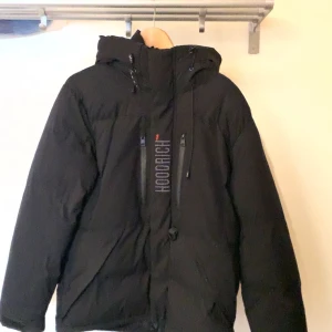 Hoodrich jacka - Fin svart Hoodrich jacka till salu. Köpt från JD sports för 1599kr. Säljer den då den blivit för liten på mig. Frakt eller möts upp i Södertälje. 