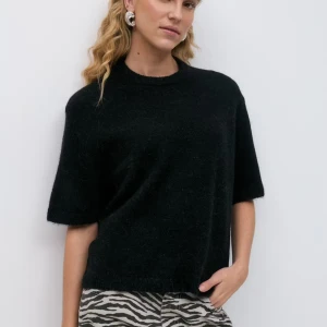 Svart stickad tröja Gina Tricot - Svart stickad tröja från Gina Tricot med rund hals och korta ärmar. Tröjan är i storlek S men skulle säga att den passar mer som en Xs💞