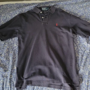 Ralph lauren pike - En supersnygg pike från ralph lauren. Denna kan du ha på dig till skolan men även till finare tillfällen. Priset är väldigt lågt på grund av att jag inte kan använda den för den är förliten och därav vill jag bli av med den. Hör av dig vid eventuella frågor