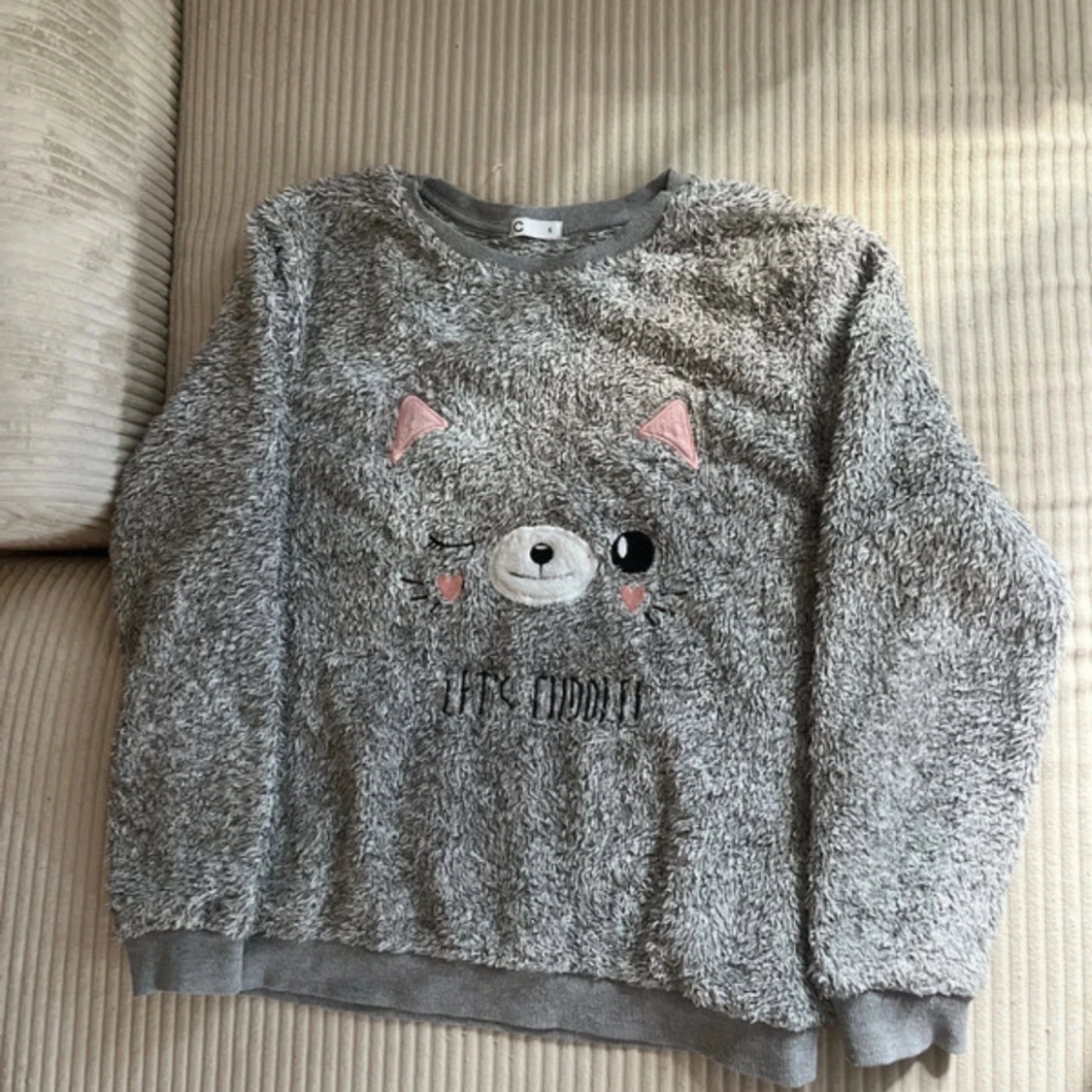 Grå fluffigt pyjamas-set med katt - 1