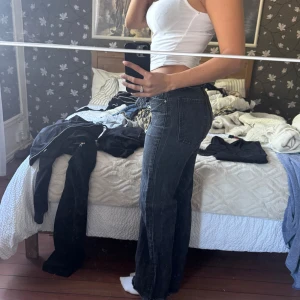 Svarta raka jeans från zara  - Säljer dessa snygga jeans från mango i en rak passform. Sitter snyggt på kroppen och har en fin tvätt. Knappt använda så i väldigt bra skick!