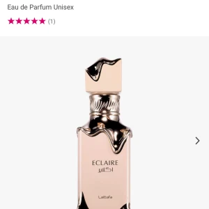 Lattafa Eclaire Eau de Parfum Unisex - Lattafa Eclaire är en unisexparfym med söt, vaniljig och karamellaktig doft. Flaskan är lyxigt designad i guld och beige med metalliska detaljer och unik, vågig kork. Doften har inslag av honung och mjölkiga toner, perfekt för dig som gillar gourmand-parfymer.