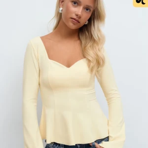 Ljusgul långärmad blus med v-ringning - Säljer en ljusgul blus med lång ärm och snygg v-ringad hals. har aldrig använt och skriv om du vill ha bilder och priset kan diskuteras 💕💕ny pris 229kr