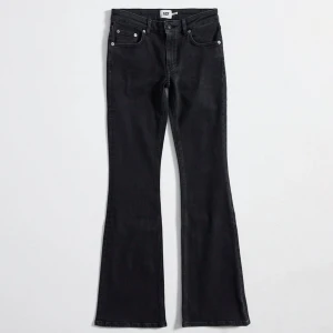 Lågmidjade jeans  - Svarta lågmidjade bootcut krans från lager 157! Slutsålda på hemsidan 