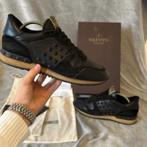 Valentino rockrunner - Feta valentino rockrunners🔥Allt dunderskick förutom att bak på insidan av skon har lite material släppt🤏Storlek 40 men passar upp till 41 ⬆️Box, 2 dustbags, extra skosnören, 2 extra nitar, 2 andvänds manualer och kvitto medföljer. Postar innom 24 timmar 💨