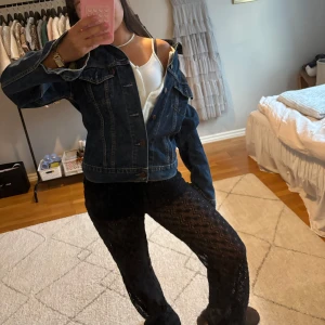 Levis jeansjacka  - Jättefin jeansjacka från Levis i helt nyskick! I storlek m men passar mig som burkar ha xs. 