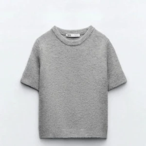 Grå stickad kortärmad tröja från Zara🍂 - Supermjuk grå stickad tröja från Zara med korta ärmar och rund halsringning. Perfekt för lager-på-lager och funkar lika bra till jeans som kjol. Enkel och stilren design som är lätt att matcha med allt i garderoben.perfekt nu till hösten!☕️🍁