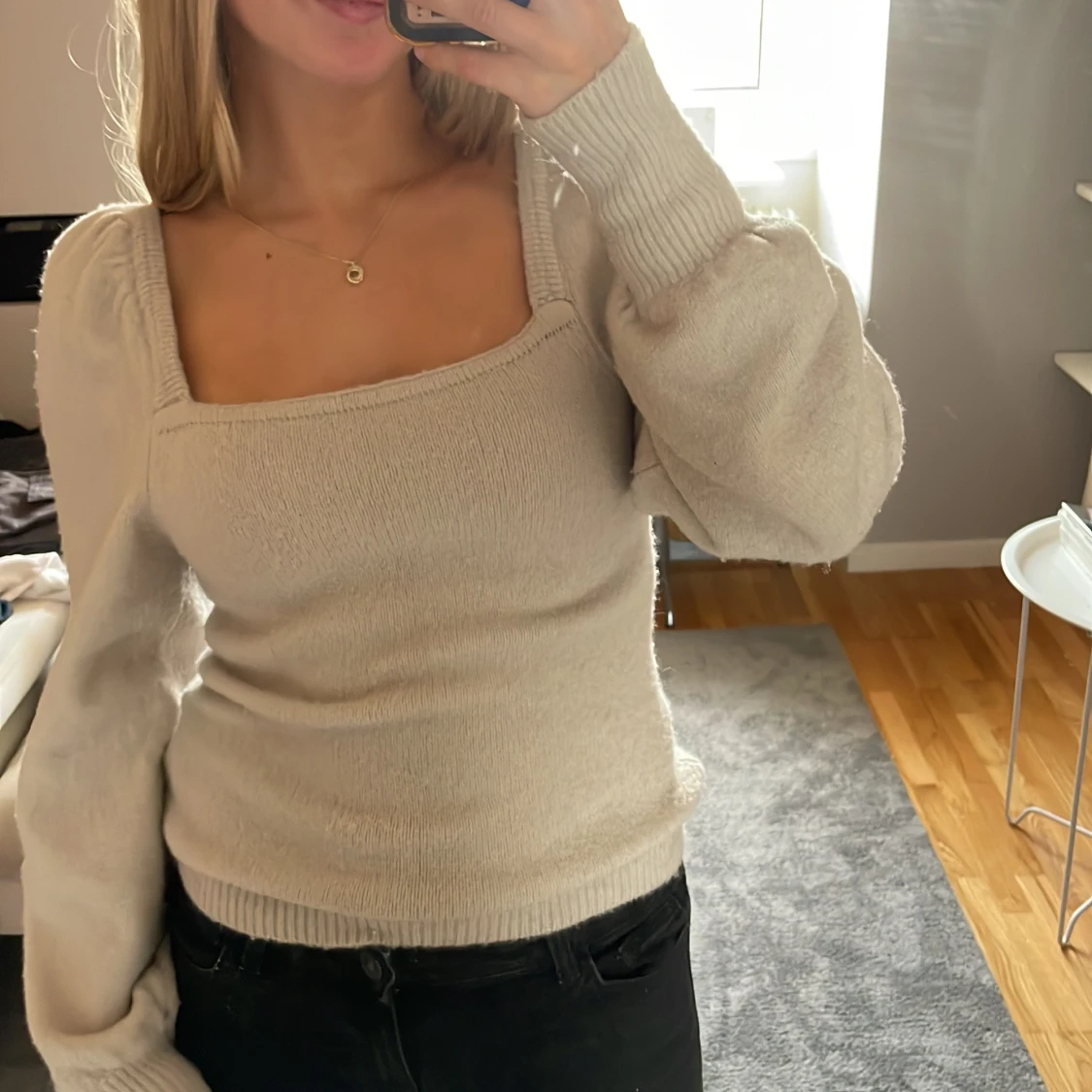 Beige stickad tröja med puffärm