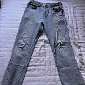 Straight leg jeans blå blue 2y studios - Slit vid hälen st32