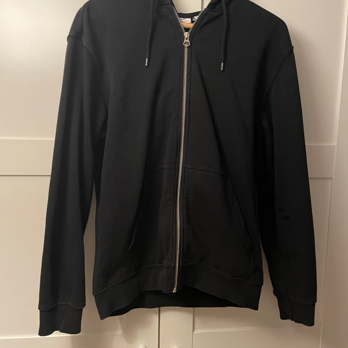 Svart hoodie med dragkedja från Weekday