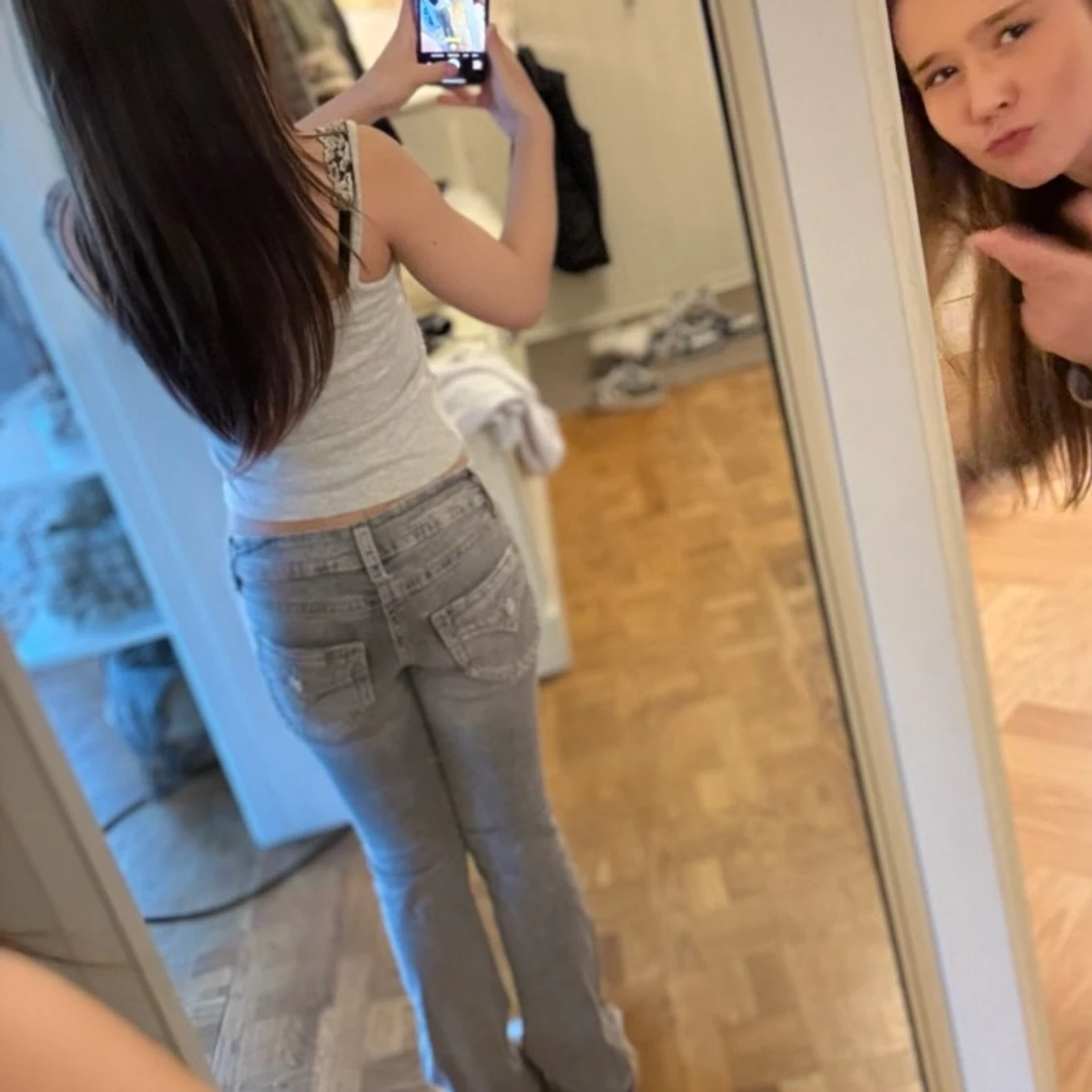 Grå bootcut jeans med detaljer