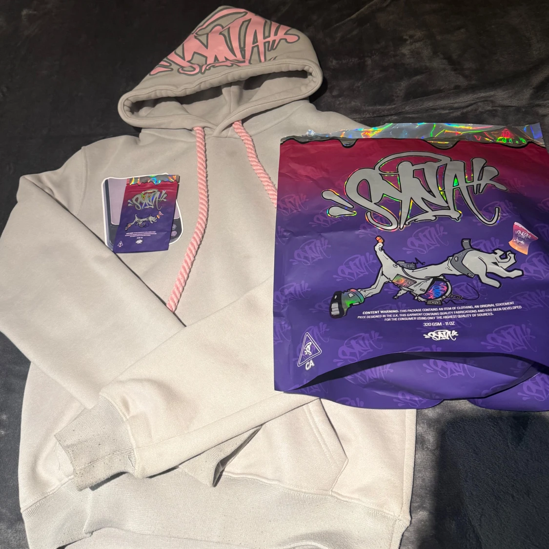 Beige hoodie från SYNA med rosa snören