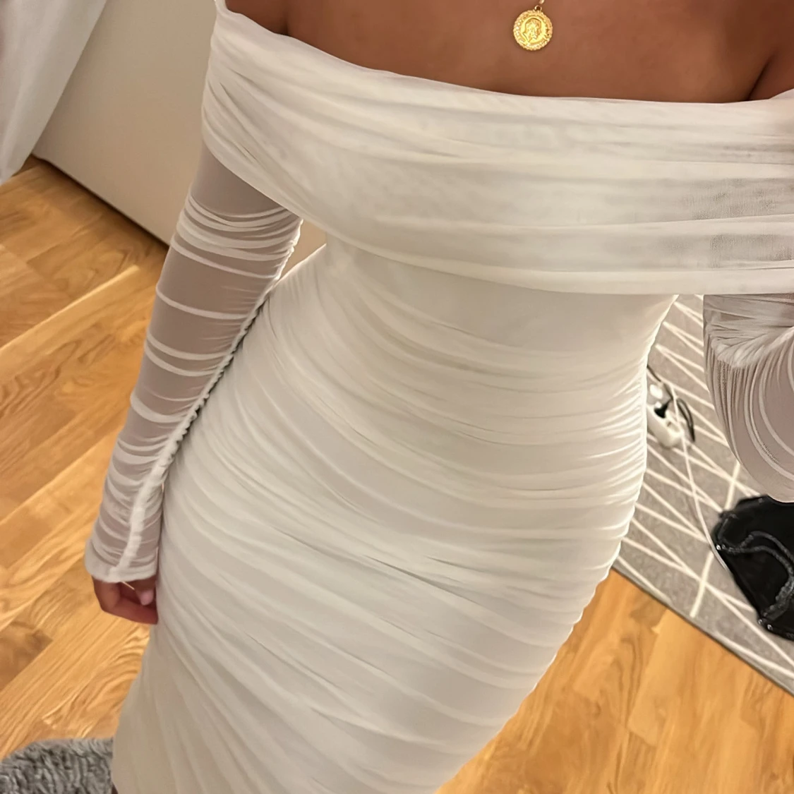 Vit lång offshoulder klänning - 1