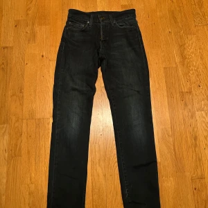 Mörkblåa Levis Jeans - Levis Jeans mörkblåa storlek 29W32L