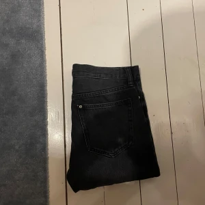 Svarta relaxed jeans från H&M 29/32 - Svarta jeans från H&M i relaxed fit med klassisk femficksdesign. Jeansen har raka ben och är tillverkade i ett mjukt bomullstyg som ger en chill och avslappnad vibe. Perfekta för dig som gillar en loose och bekväm stil.