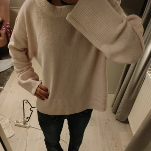 Ljusrosa stickad tröja Gina Tricot - Supermjuk och oversized ljusrosa stickad tröja från Gina Tricot. Tröjan har breda ribbade muddar vid ärmslut och nederkant samt lång ärm. Perfekt för lager-på-lager och chill dagar. Snygg att styla med jeans eller kjol. Passar 34/36 men är i barn storlek.💞(Aldrig använd)