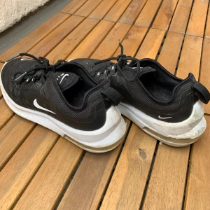 Air Max Axis - Säljer ett par svarta Nike Air Max Axis sneakers. Säljer dom eftersom de är för små för mig. Storlek 39