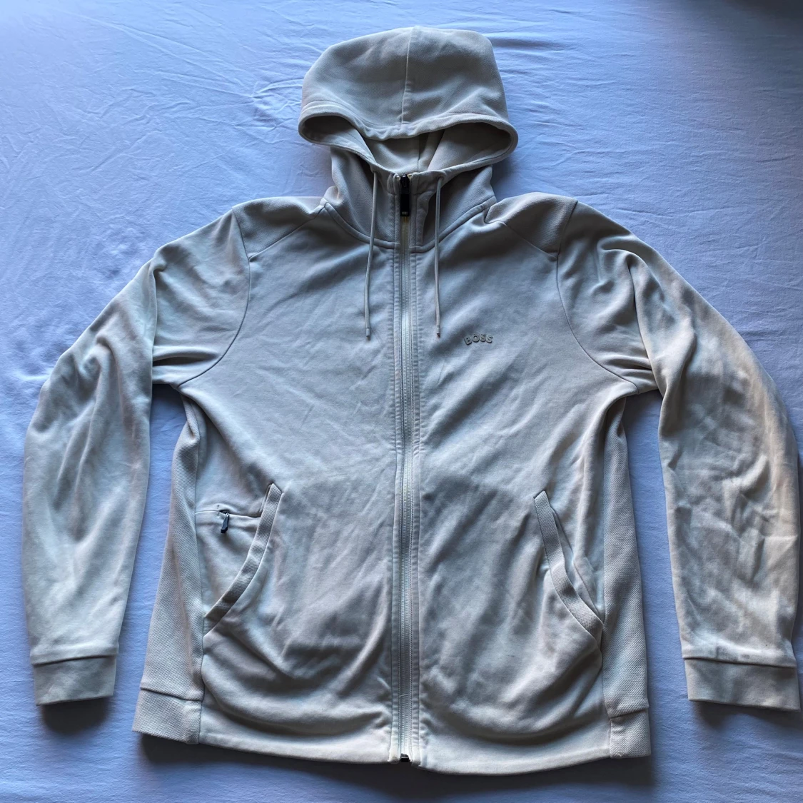 Ljusgrå hoodie från BOSS med dragkedja