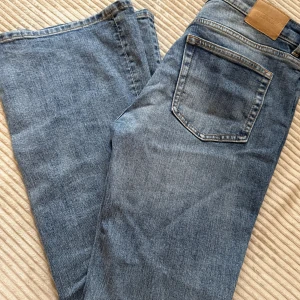 Blå bootcut jeans från Weekday W31 L34 - Säljer ett par blå bootcut jeans med låg midja från Weekday, modell Flame Low. Använda en gång, passar om man är lång. Jag är 183 cm och dom är perfekt längd på mig 💕