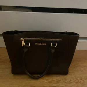 Michael Kors väska - Brun Michael Kors väska. Bra skick på utsidan och dåligt skick på insidan. Tar därav gärna emot prisförslag!