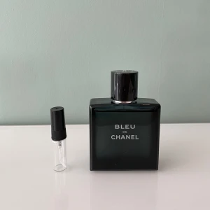 2 ml sample/doftprov av Bleu de Chanel edt - Ett sample på 2 ml av Bleu de Chanel edt. Det är en fräsch parfym som funkar bra att ha året om. Våra samples är helt nya och är gjorde av glas. Det är fritt fram att skriva till oss om ni har några frågor.