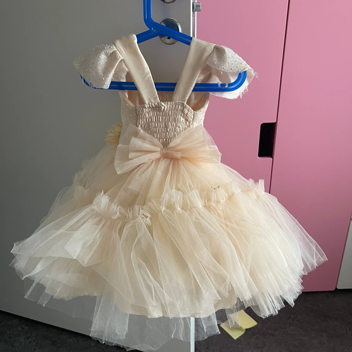 Champagnefärgad prinsessklänning med rosett - 1