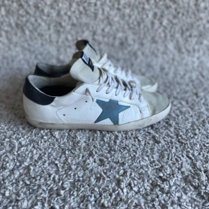 Golden goose skor - GOLDEN GOOSE SUPERSTAR | strl 41- passar 42 | Är i Grymt skick | Äkta✅| Ingår: Golden goose kort | Nypris: 5500kr Vårt pris: 1799kr! Hör av er vid frågor!🙌
