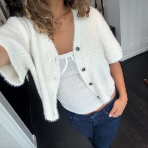 Kashmir kofta  - En super skön och fin kashmir kofta för ett riktigt bra pris! Koftan är knappt använd och i ett bra skick! Ordinarie pris 1500kr