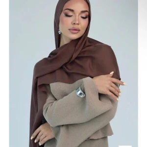 KLAYTHELABEL PREMUIM MODAL HIJAB toprak  - KLAY THE LABEL PREMUIM MODAL HIJAB I FÄRGEN TOPRAK. Snygg brun hijab med enkel och stilren look. Tunt och lätt tyg som faller fint runt huvudet och axlarna. Perfekt för dig som vill ha en klassisk och tidlös stil. Passar till många outfits och är enkel att styla. Den är helt ny och inte ens öppnad från packetet har två stycken därför säljer jag denna! 