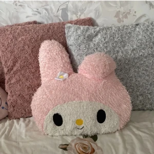 My melody kudde (Sanrio/hello kitty) - En jätte gullig my melody kudde, så söt att ha på sängen eller nån annan stans som pyrylnad. Det mer negativa är att den tar upp smuts så lätt, har ganska mycket damm/smuts på sig! 
