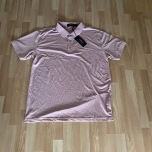 Ljusrosa pikétröja från Polo Ralph Lauren size:Small - Snygg ljusrosa pikétröja från Polo Ralph Lauren med klassisk krage passar small, knappar och broderad logga på bröstet. Tillverkad i bomull för en skön och luftig känsla. Perfekt för dig som gillar stilrena och tidlösa plagg. Är lite sportigt material😊, Fråga mig när du har frågor 🤛 🙌