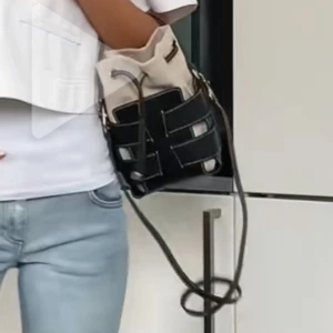 Liknande väska - Jätte gullig liten väska🥰Liknar väskan som är från hm🥰❤️Pris kan diskuteras🙌