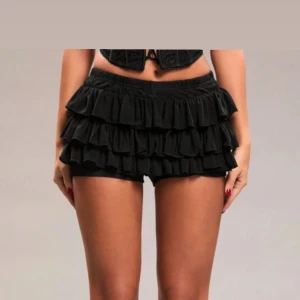 Miniskirt - En jättefin snygg och fin svart volang kjol. Den är väldigt kort men det finns inbyggda shorts i dem som gör det mer ”säkert ” 💘 De passar perfekt till fester och utekvällar 😍 de är även oanvända!