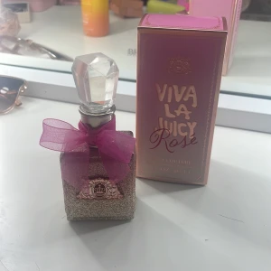 Juicy Couture Viva La Juicy Rosé parfym - Juicy Couture Viva La Juicy Rosé EdP 30 ml. Helt ny och aldrig andvänd! ny pris 300kr