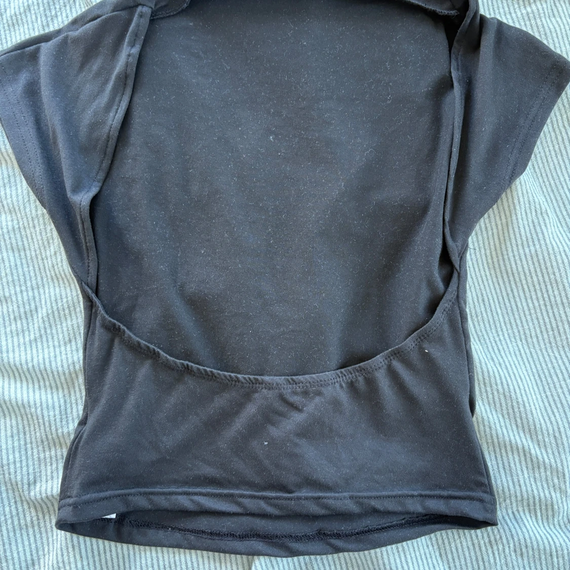 Svart croppad topp med öppen rygg - 1