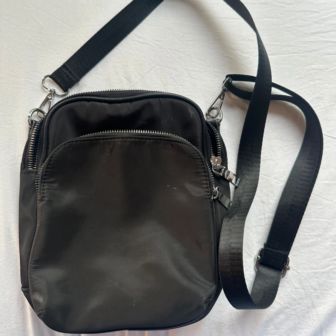 Svart axelväska