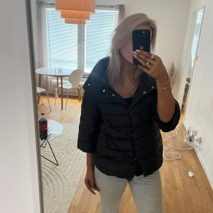 Svart hernojacka  - Säljer en svart hernojacka med trekvartsärm och bred krage. Jackan har quiltad design och stängs med knappar framtill. Jackan är varsamt använd men defekt på sistabilden som knappt syns. Storlek s meb skulle säga den passar xs-m🫰💕