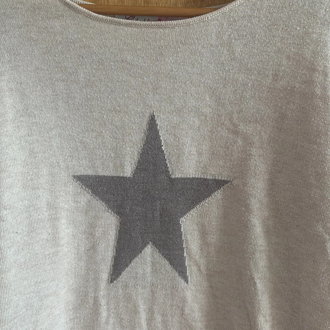 Beige stickad tröja med stjärna - 1