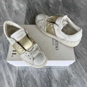 Valentino Open skor  - Valentino Open - Skick: Bra skick - Storlek 36 - Tillbehör: Valentino kort - Nypris: 6000kr - TrendWardrobe