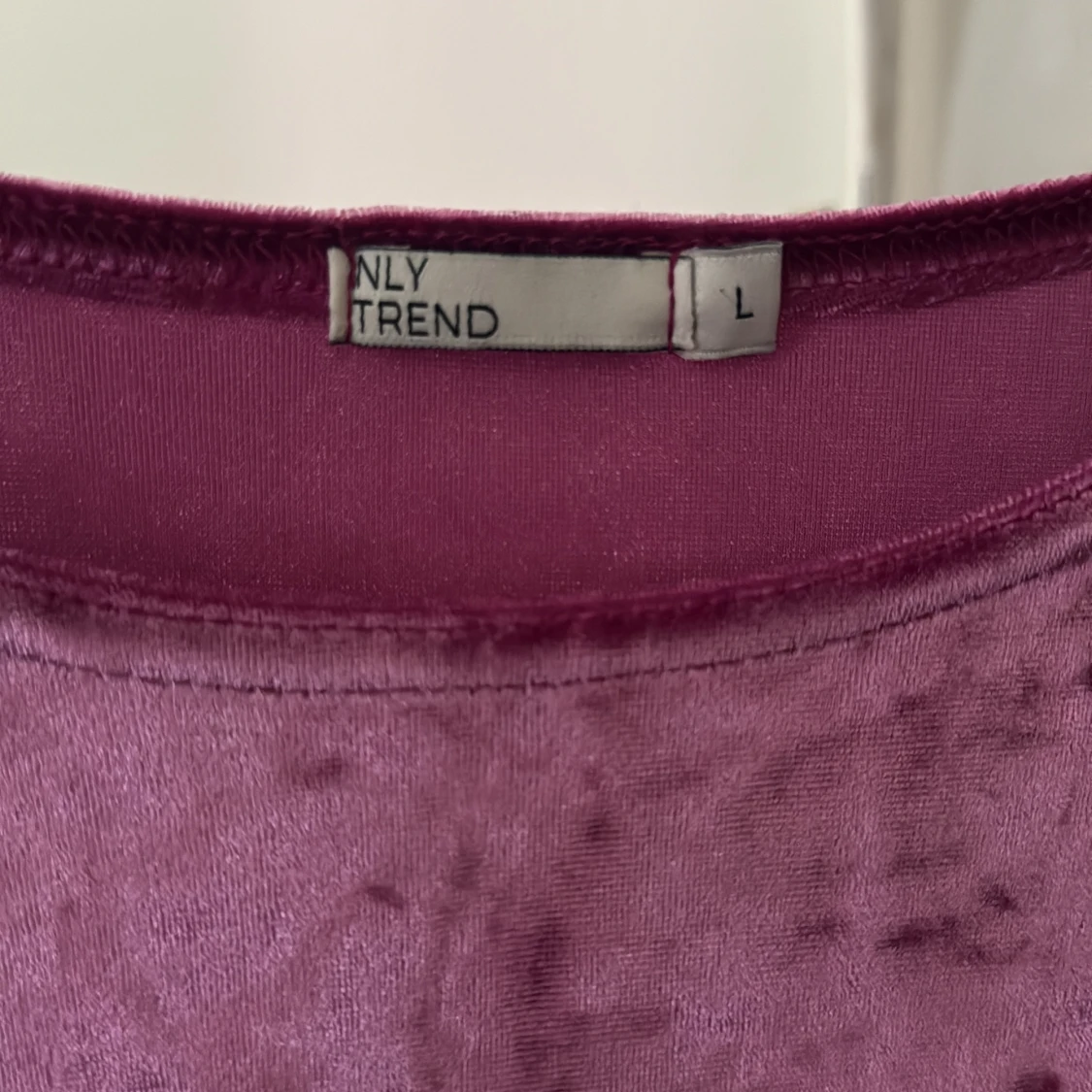 Rosa sammetsklänning från NLY Trend - 2