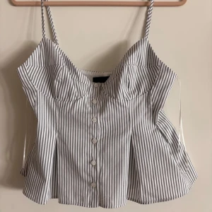Slutsåld randig topp från zara - Super fin och somrig topp från zara, helt slutsåld, aldrig använd, passar en XS/S