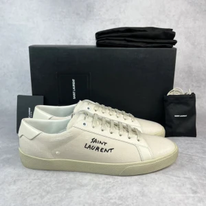 Saint Laurent court classic sneaker - – Condition: 10/10, brand new and never used  – What is included:  Dustbag, card & extra laces  – Retail price: 7000 + SEK