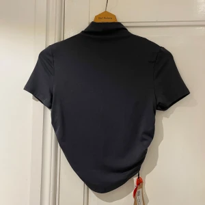 Mörkgrå t-shirt från Cider - Topp från cider med scrunch, jag köpte den från Sellpy helt ny med lappen kvar. Tyvärr för kort för min smak så säljer vidare 