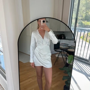 Vit satin klänning - Snygg vit satin klänning från zara. Jätte fin passform och skönt material. Inga defekter eller liknande😊