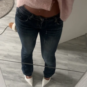 Low waist jeans - Storleken är XXS-XS. Finns en defekt som syns på sista bilden men är inte märkbar och går säkert att fixa med lite nål och tråd.😊
